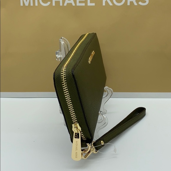 MICHAEL KORS JET SET TRAVEL LG TRVL CONTINENTAL OLIVE COLOR - Picture 4 of 15